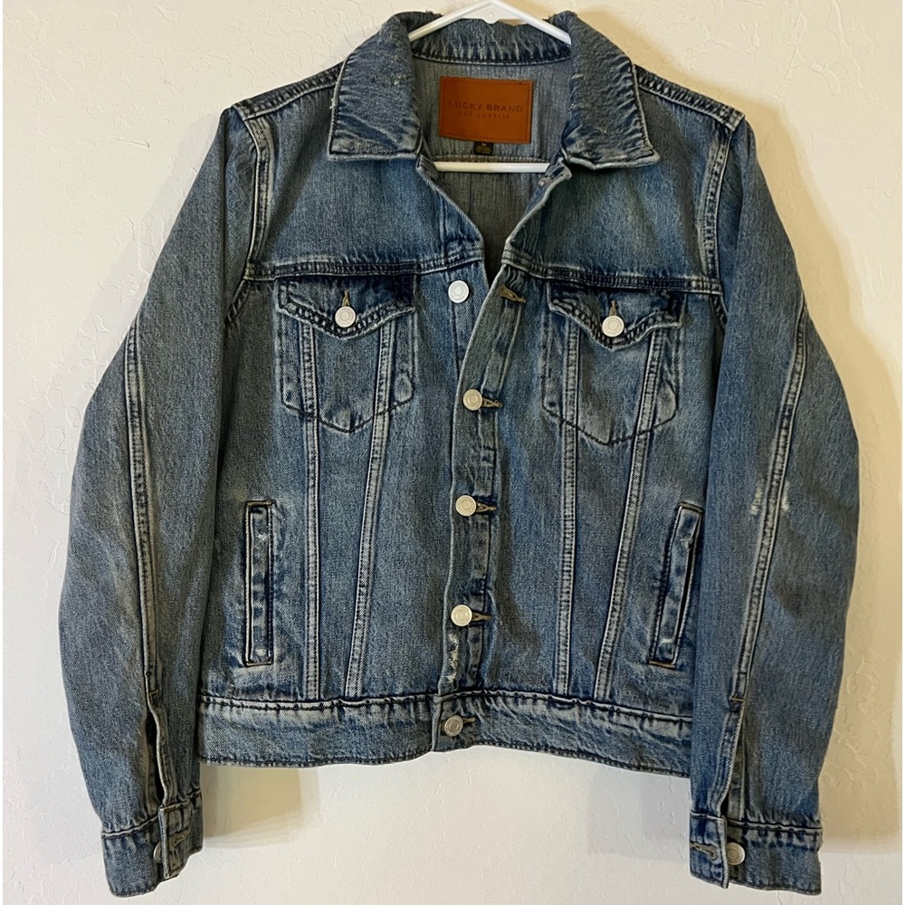 🩵✨Light washed Jean jacket✨🩵 - Picture 5 of 5